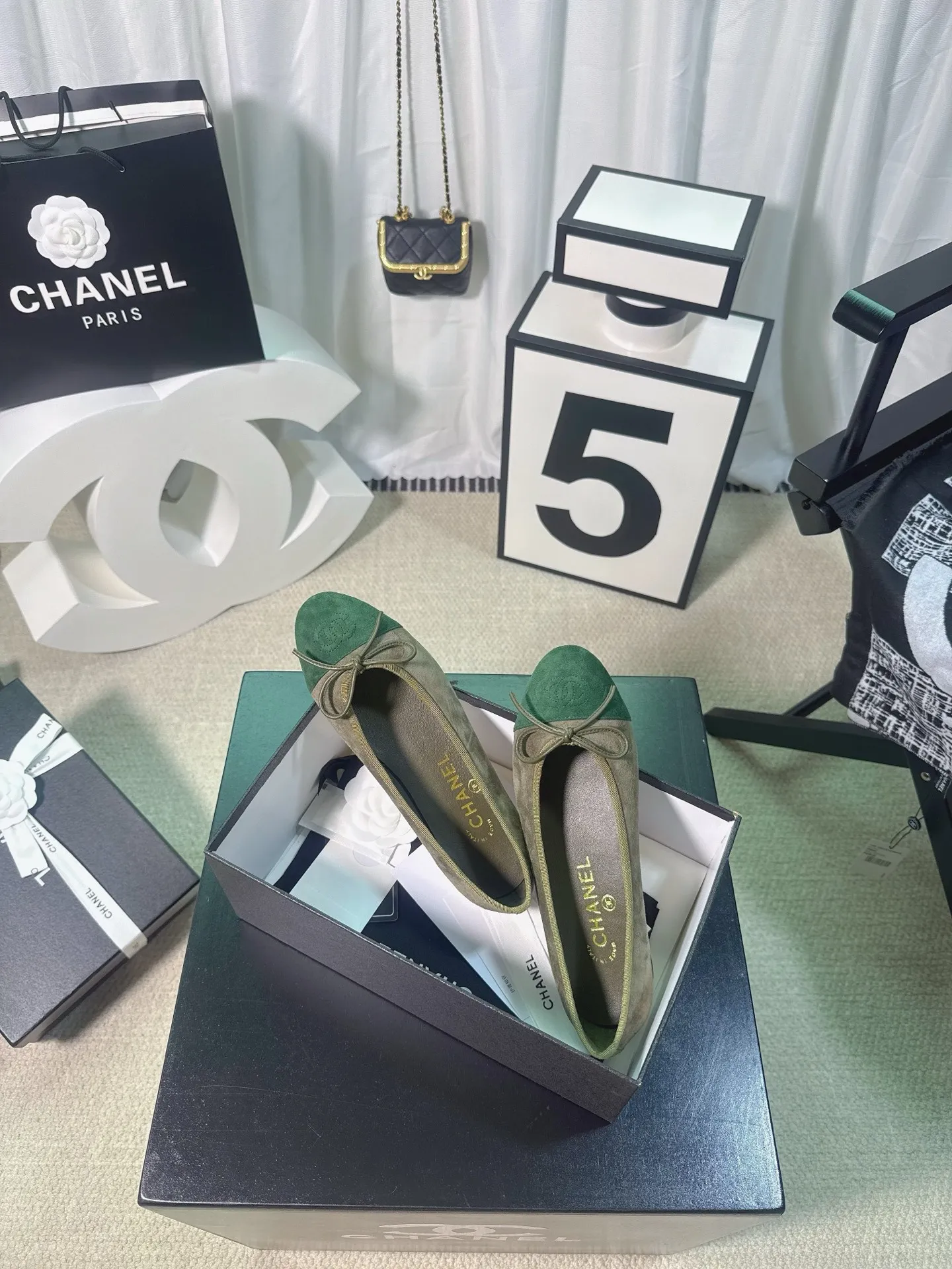👟👟Ex-factory price 480👟👟 Generation * grade 25s Chanel fragrance is beautiful Maillard color back hollow Sling-back sandals flat/thick heel/high heel Sling-back came out in 1957, and then the two-tone design became a Chanel classic! Very suitable for spring and summer🩰 The two-color design is simple and exquisite, with a square toe and generous temperament. It visually lengthens the leg line. The color of the toe creates a sense of color difference. The back lace design is simple and elegant. It is a classic model that can be worn for hundreds of years. It is worth buying!! Upper: Customized metallic sheepskin. Inner pads: imported sheepskin. Heel height: ballet shoes. Sole: Italian A-grade genuine leather outsole. Size: 35-39 (34.40.41.42.43 is custom-made and non-returnable)